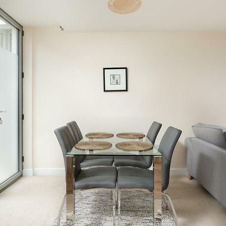 Stylish Modern City Centre Apartment Gloucester Bagian luar foto