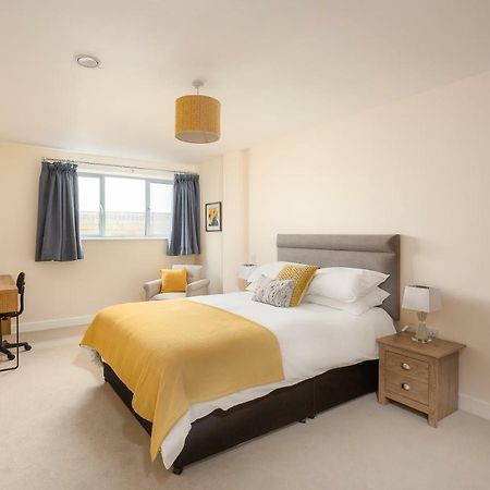 Stylish Modern City Centre Apartment Gloucester Bagian luar foto